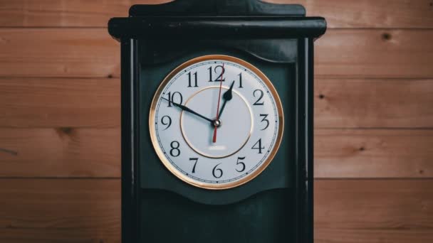 Včasná doba Vintage Clock s pohybem rukou času na dřevěném pozadí — Stock video