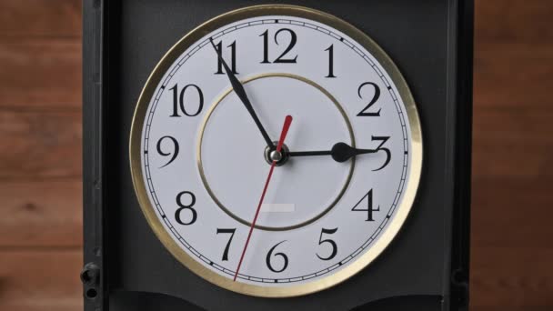 Relógio de parede vintage com segunda mão em movimento no fundo de madeira — Vídeo de Stock