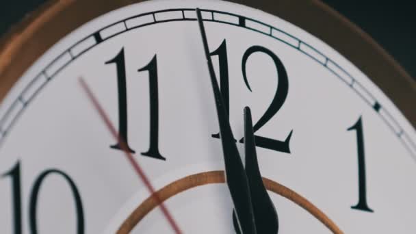 Velho relógio de parede retro com segunda mão em movimento no mostrador branco circular — Vídeo de Stock