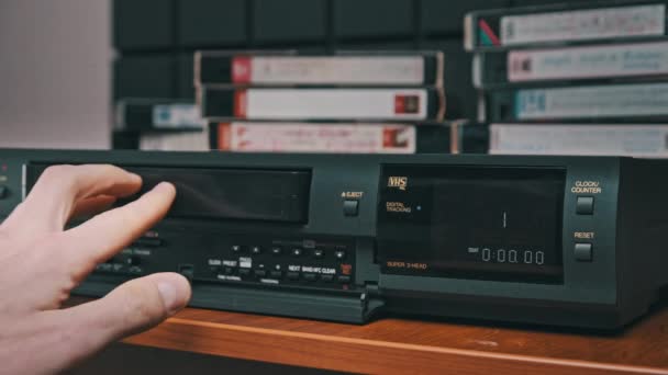 Insira a fita VHS no VCR e pressione o botão de reprodução — Vídeo de Stock