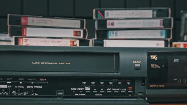 Извлечь кассету VHS из проигрывателя видеомагнитофона — стоковое видео