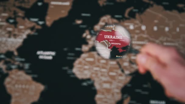 Ukraina na Świecie Mapa Pod Lupą, Na calym świecie uwaga na wojnę — Wideo stockowe