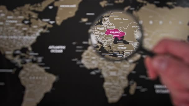 L'Ukraine sur la carte du monde sous une loupe loupe, attention mondiale à la guerre — Video