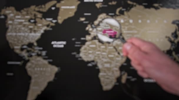 L'Ukraine sur la carte du monde sous verre grossissant — Video