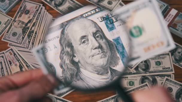 Sto dolarů kontrola pod lupou na pozadí peněz — Stock video