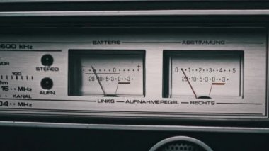 Gümüş Renkli Stereo Teyp Kaydı Analog VU Ölçümleri, Ok Göstergeleri