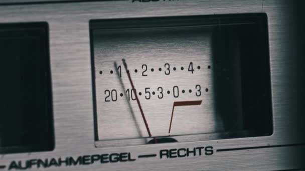 Analoges VU-Meter auf silberfarbenem Tonbandgerät, Pfeilanzeige — Stockvideo