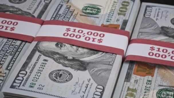Τρεις στοίβες των 10000 δολαρίων ΗΠΑ χαρτονομίσματα σε συσκευασίες τράπεζα είναι Spin — Αρχείο Βίντεο