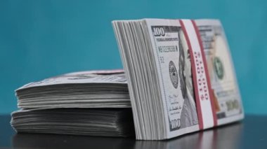 Dolarlar Mavi Arkaplanda Döner, Para Yığını