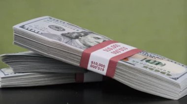 Dolar desteleri Yeşil Arkaplanda Döner, Para Yığını