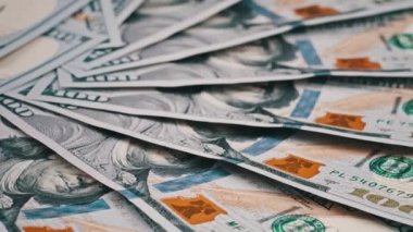 Yüz Dolarlık Yığınlar Bir Pervane Dönüşümünde Yayıldı