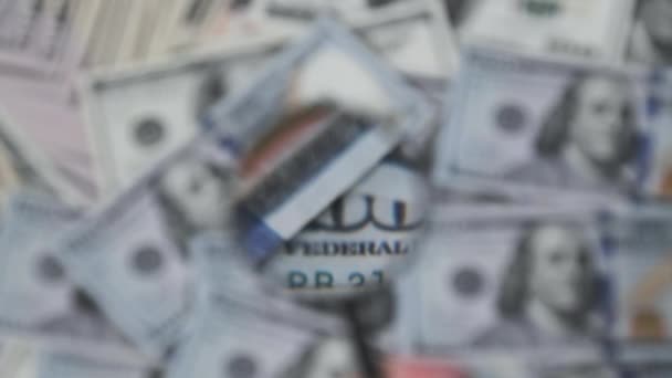 확성기로 면밀히 조사하는 100 달러 상당의 막대 — 비디오