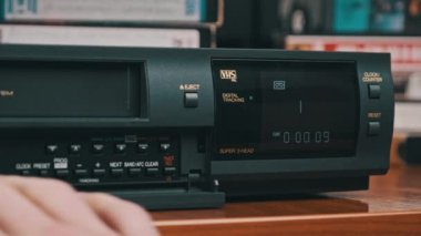 VHS Teyp Kasetini VCR Oynatıcıdan Çıkart