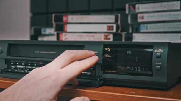 VHS-Kassette aus Videorekorder auswerfen — Stockvideo