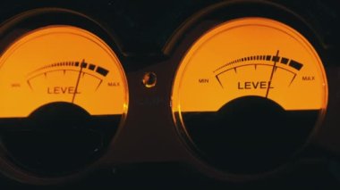 Klasik Stereo Biçiminde Ses Sinyali Seviyesinin İki Analog Ok Göstergesi