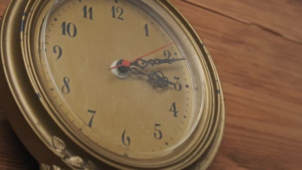 Reloj de pared vintage con movimiento de segunda mano sobre fondo de madera — Vídeo de stock