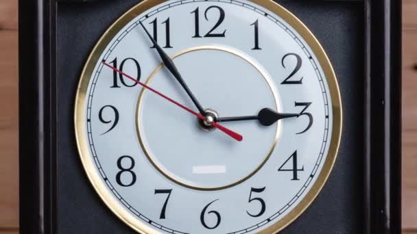 Timelapse της Vintage Arrow Ρολόι Περιστροφή στις 3 μ.μ. ή AM, Πλήρης στροφή του χρόνου χέρια — Αρχείο Βίντεο