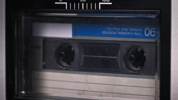 Η Audiocassette περιστρέφεται στο κατάστρωμα μιας παλιάς κασέτας εγγραφής — Αρχείο Βίντεο