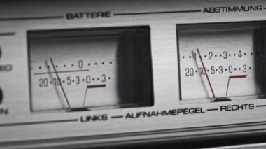 Gümüş Renkli Stereo Teyp Kaydı Analog VU Ölçümleri, Ok Göstergeleri