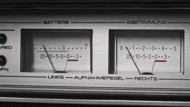 Dva analogové měřiče VU na stříbrném magnetofonu, indikátory šipek — Stock video