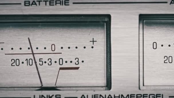 Twee analoge VU Meters op Silver Colored Tape Recorder, Pijl Indicatoren — Stockvideo