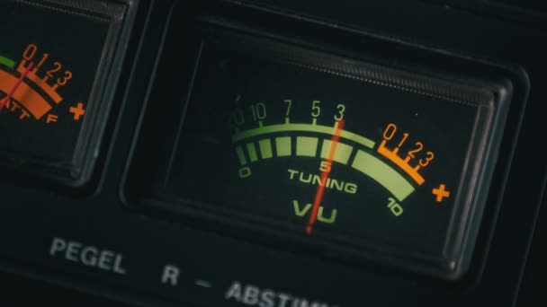 Pijl VU Meter op Tape Recorder, Vintage analoge indicator — Stockvideo