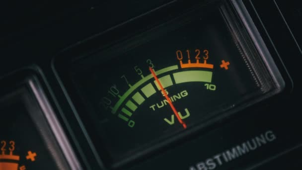 テープレコーダー上の矢印VUメーター,ヴィンテージアナログインジケータ — ストック動画