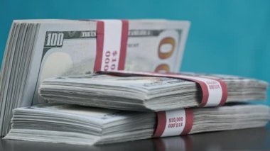 Dolarlar Mavi Arkaplanda Döner, Para Yığını