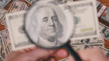 Bir Yüz Dolar Büyüteç Altında Bakar Para Masasının Üzerinde