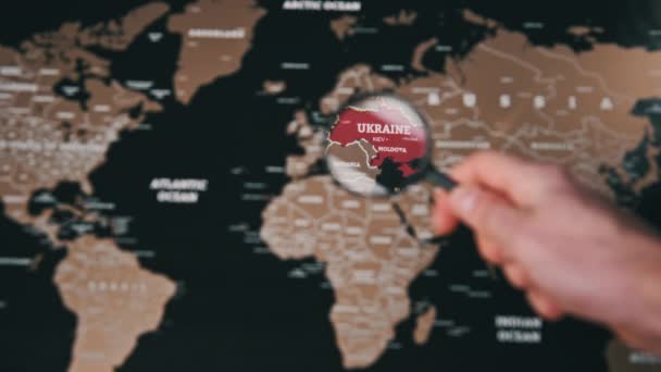 Украина на карте мира под лупой — стоковое видео