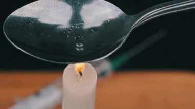 Bir Mum Üzerindeki Kaşığın İçinde Bir doz Eroin Hazırlamak