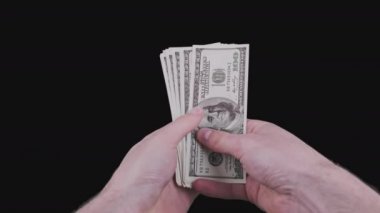 Erkek Eller Alfa Kanallı 100 Amerikan Doları Banknotlarını Sayıyor