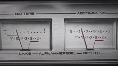 Gümüş Renkli Stereo Teyp Kaydı Analog VU Ölçümleri, Ok Göstergeleri