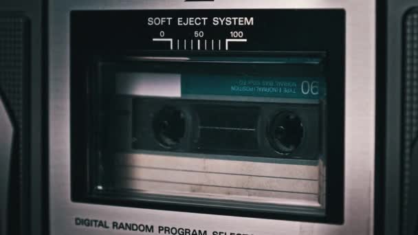 Casete de audio gira en la cubierta de una vieja grabadora de cinta — Vídeos de Stock