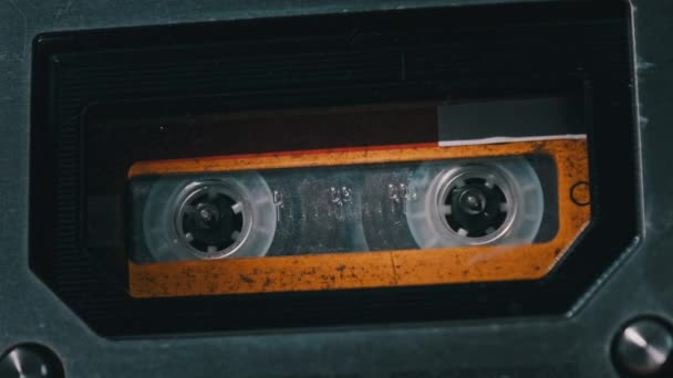 Cassete de áudio vintage gira em gravador de fita antiga — Vídeo de Stock
