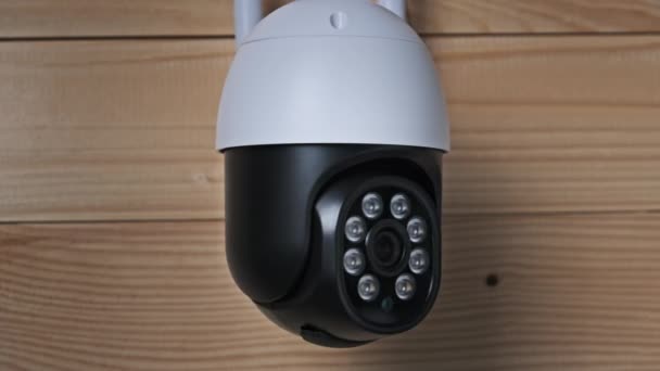 Säkerhetskamera Övervakning roterar på trä bakgrund — Stockvideo