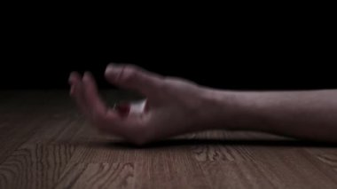 Zemine Şırınga Şırıngası Şırıngası Düşen Bağımlı El İğne Uyuşturucuları, Yavaş Hareket