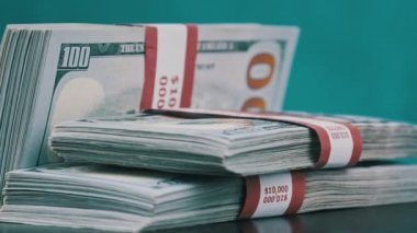 Dolarlar Mavi Arkaplanda Döner, Para Yığını