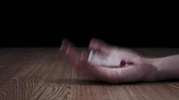 Överdos, missbrukare Hand faller till golvet, drog Spruta faller ut ur det — Stockvideo