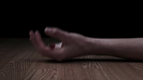 Verslaafde hand met spuiten valt op de grond net geprikt heroïne drugs, Slow Motion — Stockvideo