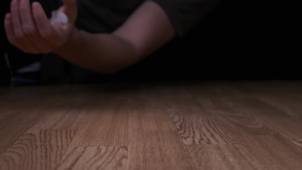 Addict χέρι με Syringe Falls στο πάτωμα ακριβώς Τιρκουάζ ηρωίνης φάρμακα, αργή κίνηση — Αρχείο Βίντεο