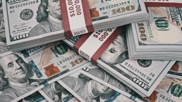 Dollars Bundels draaien op een Heap of Money, stapels van 10000 Amerikaanse bankbiljetten — Stockvideo