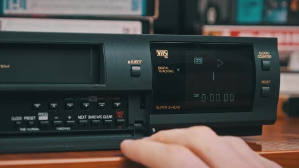 Włóż kasetę VHS do magnetowidu i naciśnij przycisk Odtwórz — Wideo stockowe