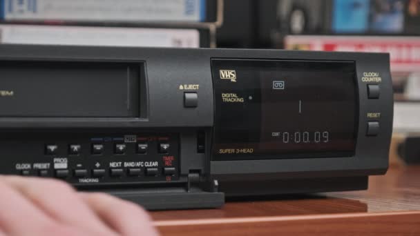 Εξαγωγή κασέτας βιντεοκασέτας VHS από τον παίκτη βίντεο — Αρχείο Βίντεο