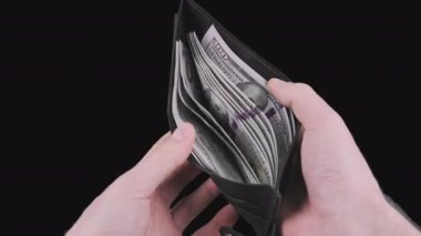 Erkek Eller Alfa Kanalı 'nda 100 Dolarlık Para Dolu Kara Cüzdan Gösteriyor