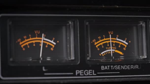 Analoge VU-Messgeräte auf schwarzem Stereo-Tonbandgerät, Pfeil-Indikatoren — Stockvideo