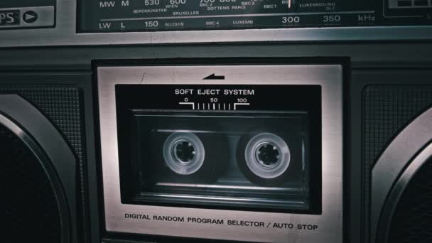 Audiocassette gira em gravador de fita vintage — Vídeo de Stock