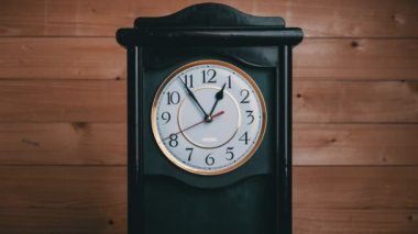 Saat Tam Dönüşlü Vintage Saat Saat Saat 01: 00 ya da PM