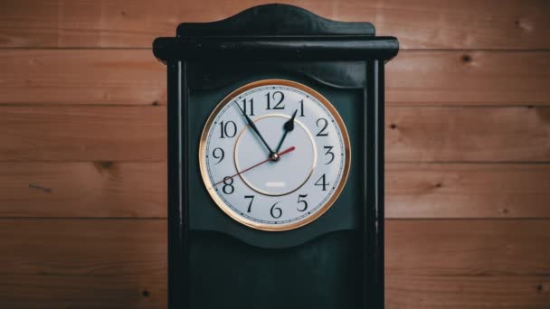 Timelapse di orologio d'epoca con pieno turno di lancette del tempo a 1 AM o PM — Video Stock