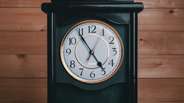 Vintage Arrow Ρολόι Περιστροφή στις 5 μ.μ. ή AM, Πλήρης στροφή του χρόνου χέρια, Timelapse — Αρχείο Βίντεο